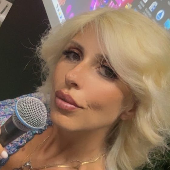 Antonella Saladino con il microfono